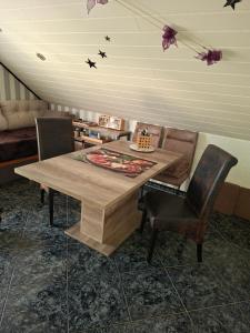 a dining room table with chairs and stars on the ceiling at ruhiger als im Hotel keine andere Gäste 3 Betten 2 Schlafzimmer in Merkendorf +58 photos