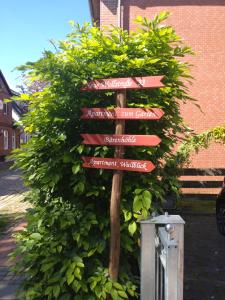 a street sign with arrows pointing in different directions at Apartment Wallblick in Nienburg