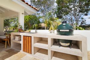 an outdoor kitchen with a counter and a grill at Casa del Viento Private Pool Villa near Kitesurf Beach and Sorobon in Kralendijk