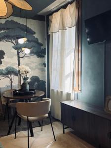 a dining room with a table and a window at La Suite Archevêché by Collection Signature - Hypercentre Albi - Parking inclus in Albi