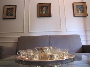 a table with a tray of glasses on a couch at Villa G in Ravenna