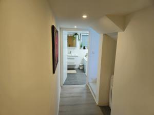 a hallway with a bathroom with a toilet and a sink at Modernes Haus nahe See mit Garten & Terrasse in Velm +5 photos