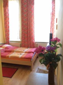 ビセウカにあるWilla Wiselkaのベッドルーム1室(ベッド1台付)、花の咲く窓が備わります。