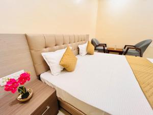 a room with a bed and a table with flowers on it at The RK Resort in Siwān