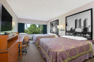 Ένα ή περισσότερα κρεβάτια σε δωμάτιο στο Super 8 by Wyndham Ashland