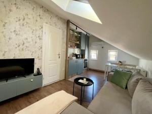 a living room with a couch and a table at Stari grad 2 in Valjevo