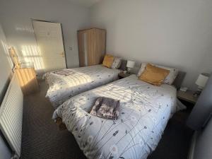 two beds in a small room with two beds sidx sidx sidx at Glenbann House in Coleraine