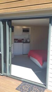 um quarto com uma cozinha e uma cama em Pukeko on Bay em Tauranga