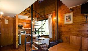 ein Zimmer mit einer Wendeltreppe in einem Haus in der Unterkunft Añañucas III in Las Trancas