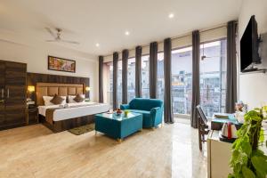 a hotel room with a bed and a couch at Hotel Apple Tree - Near Mahipalpur Market in New Delhi