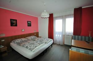 A bed or beds in a room at Garni Gimea