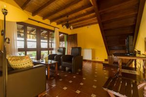 ein Wohnzimmer mit Sofa und Tisch in der Unterkunft Casas Rurales Playa de Guadamía in Llames de Pría