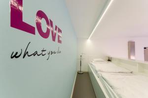Pokój z dwoma łóżkami i znakiem, który mówi nam, co ty w obiekcie Sara's Apartment w Budapeszcie