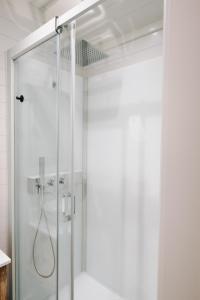 eine Dusche mit Glastür im Badezimmer in der Unterkunft Liba Vineyard in Porton + 61 Fotos