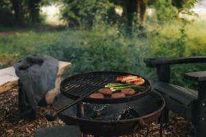 ein Grill mit Fleisch und Gemüse darauf in der Unterkunft Liba Vineyard in Porton
