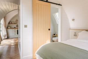ein Dachgeschoss-Schlafzimmer mit Bett und Badezimmer in der Unterkunft Liba Vineyard in Porton
