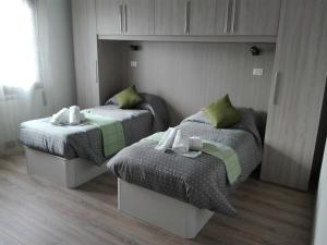 A bed or beds in a room at Gondola House
