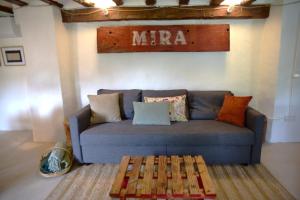 a blue couch in a living room with a coffee table at Casas del río in Mira