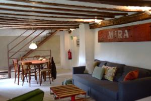 a living room with a blue couch and a table at Casas del río in Mira
