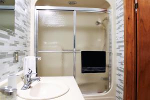 a bathroom with a sink and a shower at Chalet Riverain CRDS Tremblant in Lac-Superieur