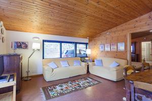 a living room with two white couches and a table at La Casa Trasparente - locazioni brevi in Arcugnano