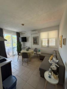 a living room with a couch and a table at Apartman Vera in Brela