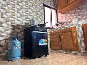 a stove in a kitchen next to a window at Luxury résidence Bassam in Moosou