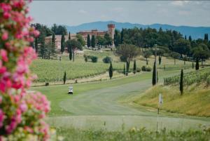 a view of a golf course with a green at Travel Baiot'S in Villanova di Farra