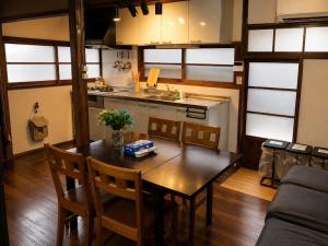 a kitchen with a table and chairs in a room at ペットok 古民家ふるさと真鶴 in Manazuru