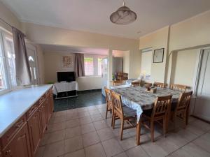 a kitchen and dining room with a table and chairs at Keszeg house in Szigetbecse