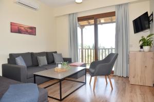 a living room with a couch and a table at Hawaii Accommodation Pelekas in Pelekas