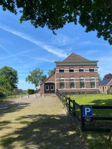 a brick building with a parking sign in front of it at Hoeve de Peel in Erica