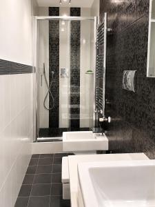 a bathroom with two sinks and a shower at Souvenir D Italie in Alatri