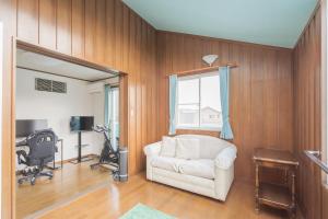 a living room with a white chair and a window at umiakari in Naruto