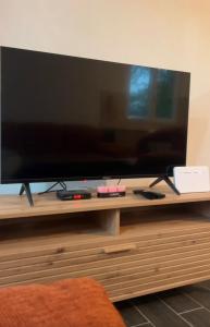 TV in/ali zabaviščno središče v nastanitvi ApartmanbyVojkan-Tara bridge