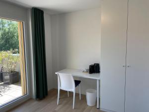 a room with a table and chairs and a window at Brüttisellen, Lindenbuck in Brüttisellen