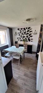 a living room with a table and a desk at Le White Garden in De Panne