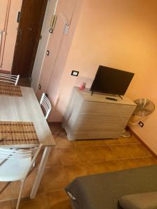 a room with a desk with a tv on top of it at Sophie`s Home in Gallese