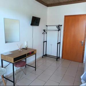 a room with a desk and a mirror and a door at Matenia’s house in Mángana