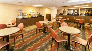 The lounge or bar area at Days Inn by Wyndham Duluth Lakewalk