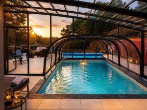 a swimming pool with an arch over it at L'éphémère-Private Spa in Plérin