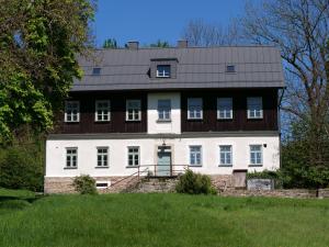 a large white house on top of a hill at Škola Kačerov in Zdobnice