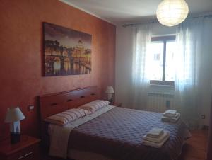 ein Schlafzimmer mit einem Bett, auf dem zwei Handtücher liegen in der Unterkunft Helly House in Isernia
