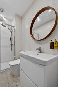 a bathroom with a white sink and a mirror at Wilton House in Belfast +121 photos