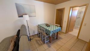 a small room with a table and a couch at Ferienwohnung Ella in Föckelberg