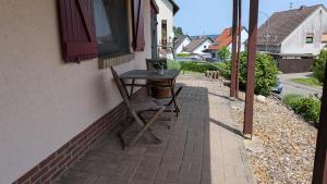 a wooden table sitting on the side of a house at Ferienwohnung Ella in Föckelberg
