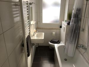 レーゲンスブルクにあるApartment Flowersideの洗面台、トイレ、窓のあるバスルーム +19枚の写真