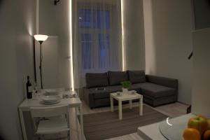ブダペストにあるHILD-1 Apartmentsのリビングルーム(ソファ、テーブル付)