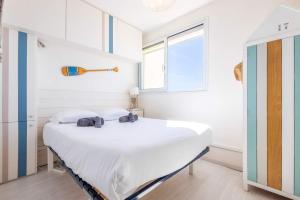 a bedroom with a large bed in a room at Magnifique appartement avec vue mer panoramique ! in Valras-Plage +15 photos