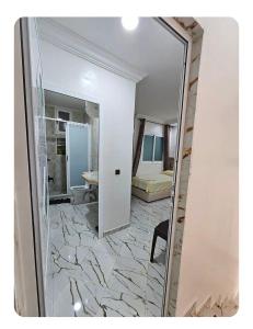eine Spiegelung eines Zimmers mit einem Schlafzimmer in der Unterkunft Ammour Apartment in Chefchaouen + 36 Fotos